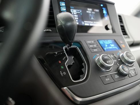 Used 2015 Toyota Sienna L image 27