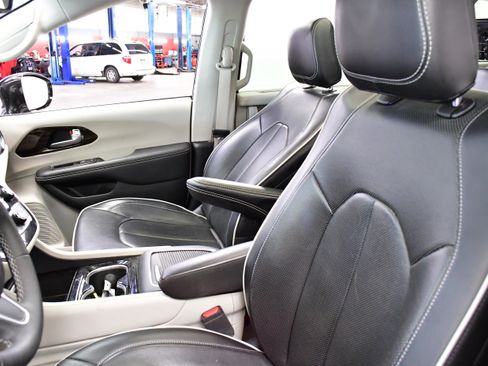 Used 2023 Chrysler Pacifica Touring-L w/ Uconnect Theater Family Group FWD image 9