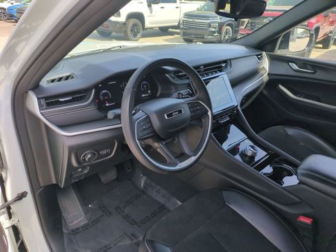 Used 2023 Jeep Grand Cherokee L Laredo image 17