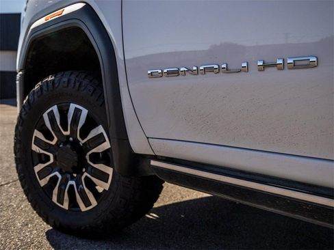 Used 2024 GMC Sierra 2500 Denali Ultimate AWD/4WD image 9