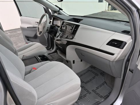 Used 2011 Toyota Sienna LE w/ Towing Pkg image 12