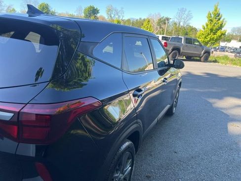 Used 2023 Kia Seltos LX AWD/4WD image 5