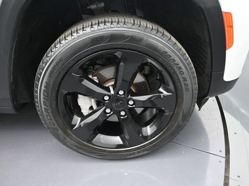 Used 2024 Jeep Grand Cherokee Limited w/ Black Appearance Package AWD/4WD image 9