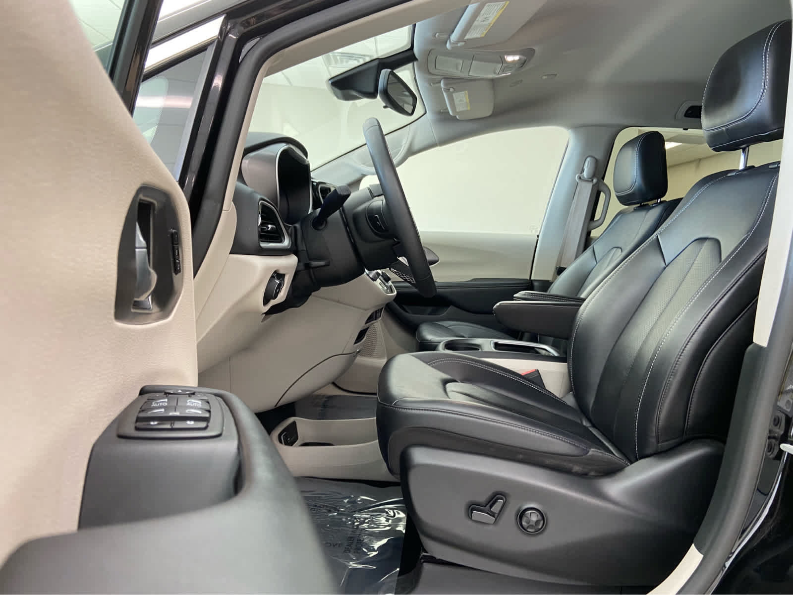 Used 2024 Chrysler Pacifica Touring-L FWD image 14
