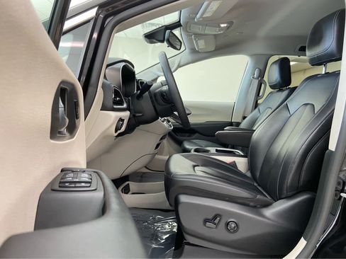 Used 2024 Chrysler Pacifica Touring-L FWD image 14