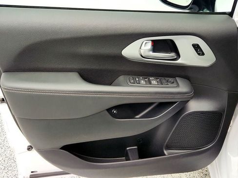Used 2024 Chrysler Pacifica Limited FWD image 10