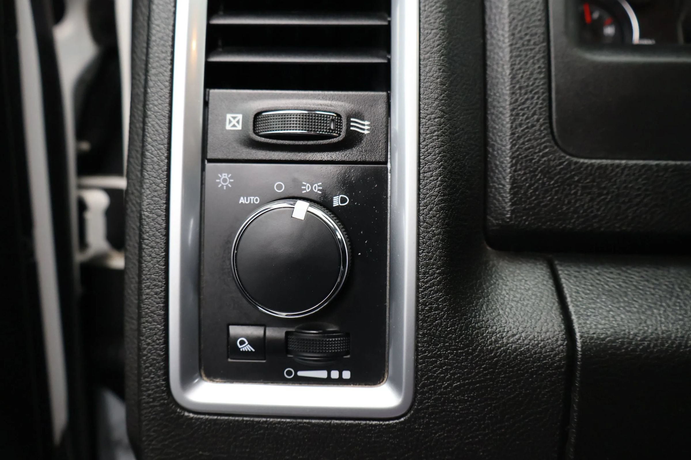 Used 2022 RAM 1500 Classic SLT w/ Electronics Group AWD/4WD image 19