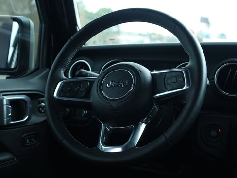 Used 2023 Jeep Gladiator Overland w/ Popular Equipment Package image 6