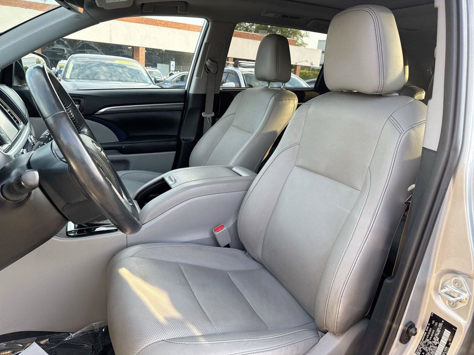 Used 2019 Toyota Highlander Limited Platinum FWD image 3