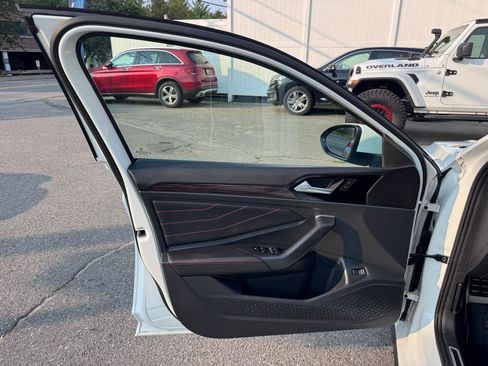 Used 2024 Volkswagen Jetta GLI Autobahn FWD image 9
