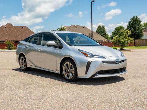 Used 2021 Toyota Prius XLE FWD image 3