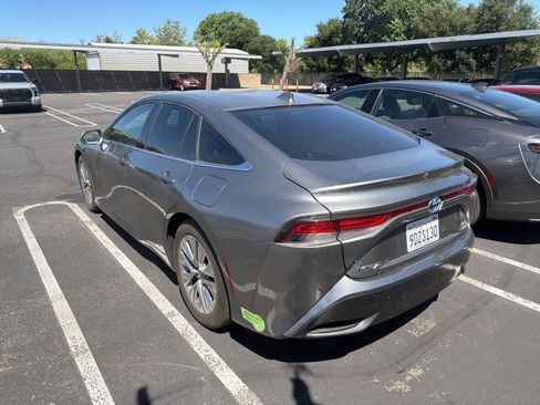 Used 2022 Toyota Mirai XLE w/ Advanced Technology Package image 4