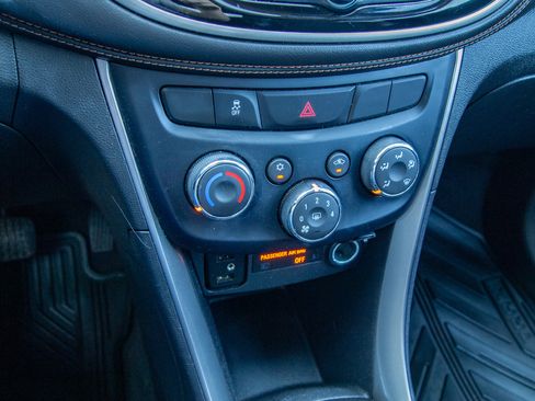 Used 2019 Chevrolet Trax LT w/ LT Convenience Package FWD image 18