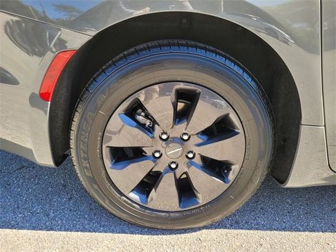 Used 2020 Chrysler Pacifica Limited w/ Advanced Safetytec Group image 23