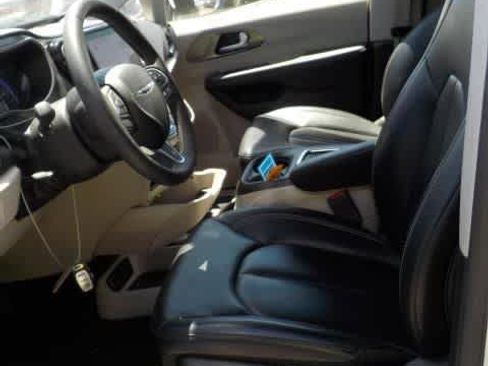 Used 2023 Chrysler Pacifica Touring-L FWD image 4