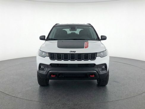 Used 2025 Jeep Compass Trailhawk image 2