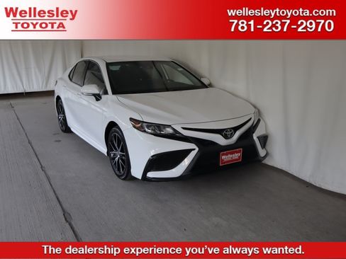 Used 2022 Toyota Camry SE FWD image 1