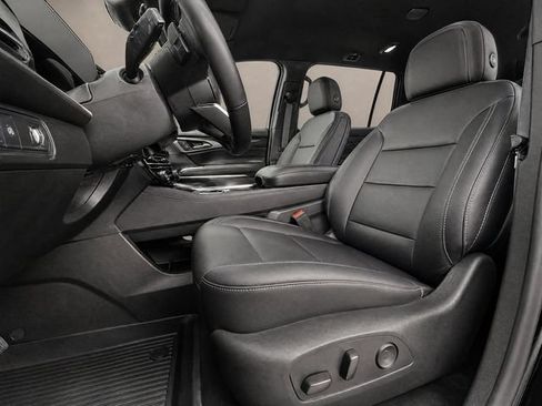 Used 2025 Chevrolet Traverse LT w/ Driver Confidence Package FWD image 13
