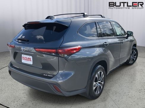 Used 2022 Toyota Highlander XLE AWD/4WD image 5
