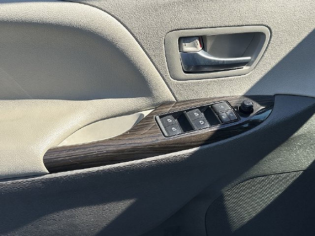 Used 2015 Toyota Sienna XLE Premium FWD image 21