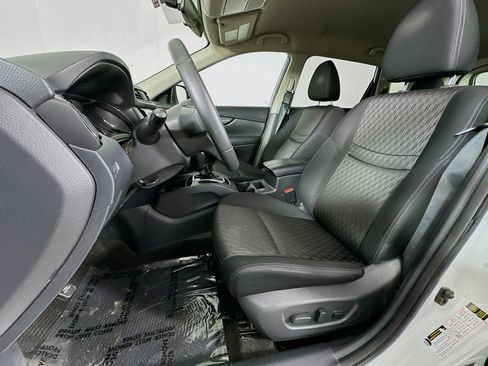 Used 2017 Nissan Rogue SV image 22