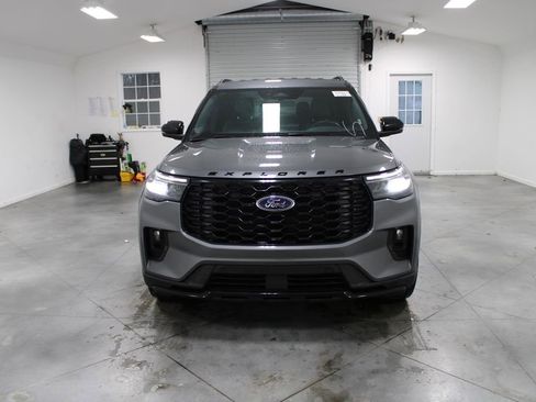 Used 2025 Ford Explorer ST-Line w/ ST-Line Street Pack image 3