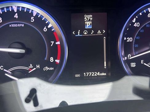 Used 2014 Toyota Highlander XLE image 12