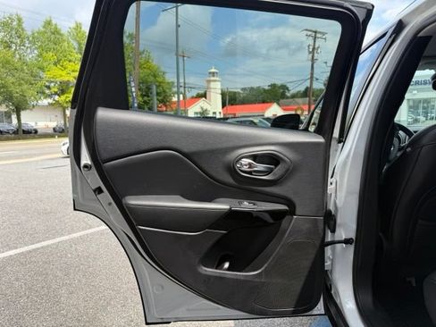 Used 2019 Jeep Cherokee Latitude Plus AWD/4WD image 35