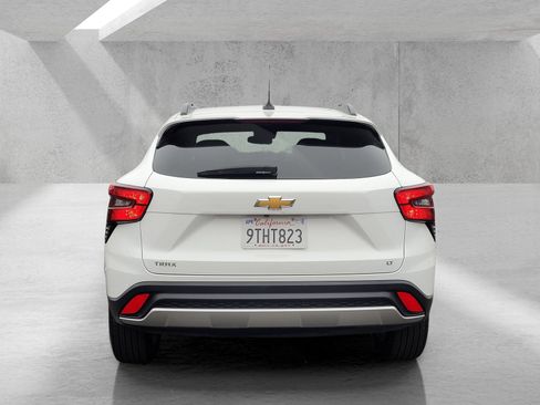 Used 2025 Chevrolet Trax LT w/ LT Convenience Package image 5