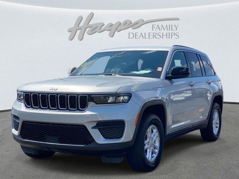Used 2025 Jeep Grand Cherokee Laredo RWD image 9