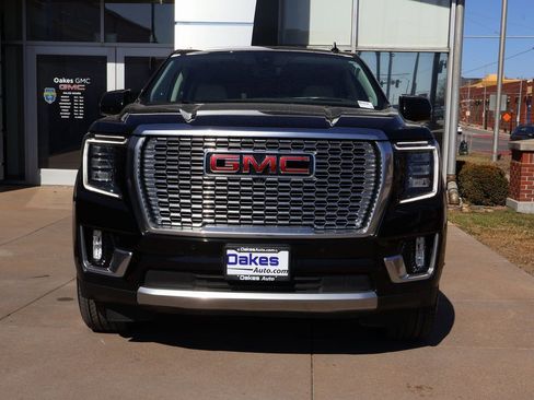 Used 2021 GMC Yukon Denali w/ Denali Premium Package image 2