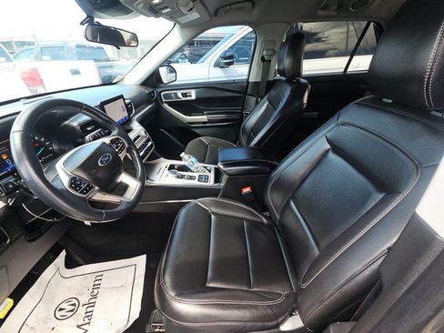 Used 2023 Ford Explorer XLT w/ Equipment Group 202A RWD image 7