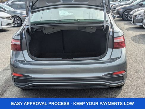 Used 2024 Volkswagen Jetta SE FWD image 3