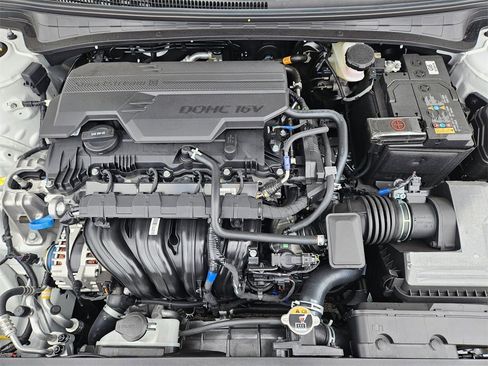 New 2025 Hyundai Elantra Limited image 31