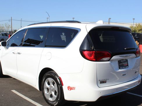 Used 2017 Chrysler Pacifica Premium image 4