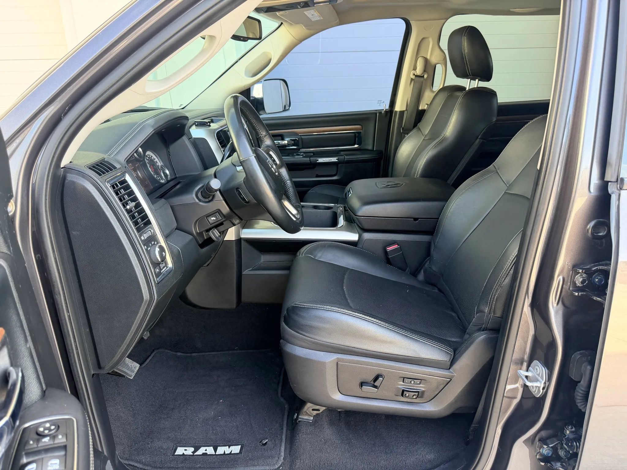 Used 2016 RAM 2500 Laramie w/ Convenience Group AWD/4WD image 10