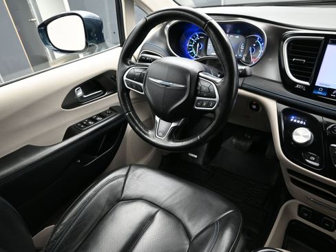 Used 2021 Chrysler Pacifica Touring-L FWD image 23