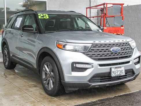 Used 2023 Ford Explorer XLT w/ Equipment Group 202A image 3