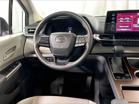 Certified 2024 Toyota Sienna LE image 18