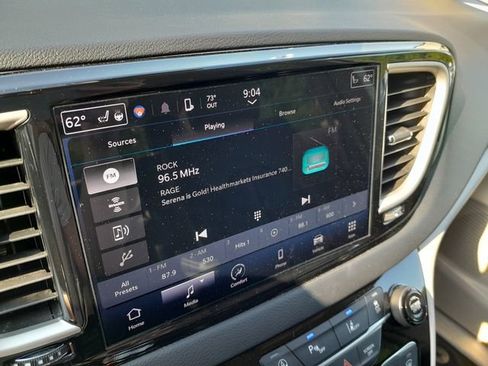 Used 2023 Chrysler Pacifica Touring-L FWD image 21