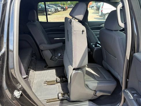 Used 2025 Chevrolet Traverse LT FWD image 16