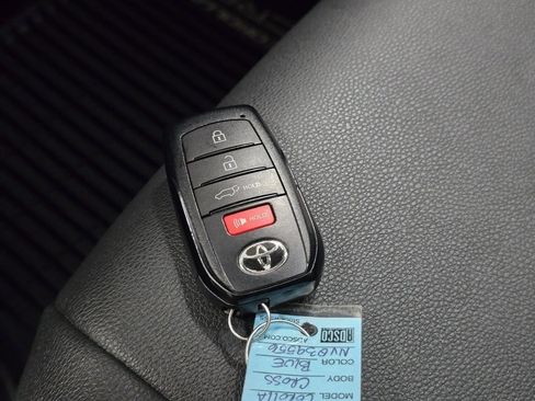 Used 2022 Toyota Corolla Cross XLE image 35