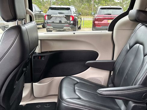 Certified 2024 Chrysler Pacifica Touring-L image 14