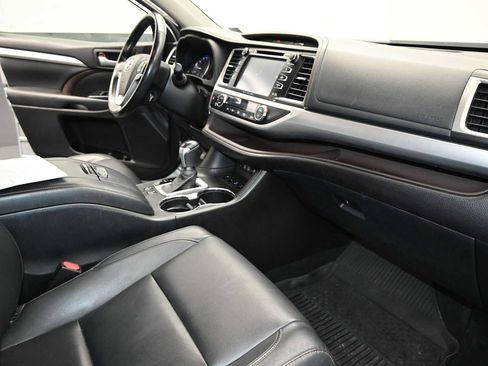 Used 2017 Toyota Highlander XLE AWD/4WD image 29