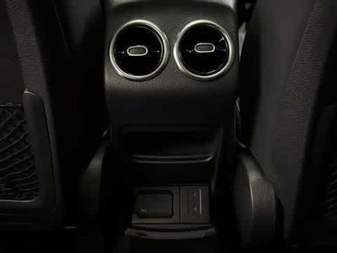 Used 2022 Mercedes-Benz GLB 250 4MATIC image 28