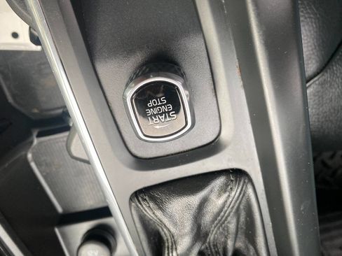 Used 2018 Volvo XC60 T5 Momentum w/ Vision Package image 20