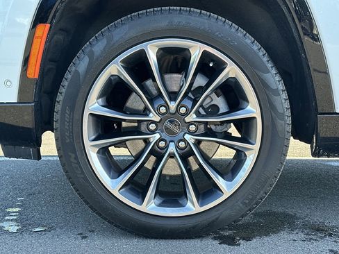 Certified 2025 Jeep Wagoneer Series III w/ Premium Group I AWD/4WD image 17