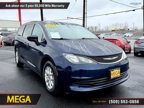 Used 2020 Chrysler Voyager LX image 5