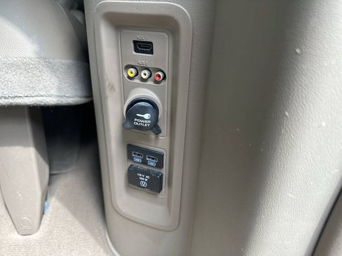 Used 2015 Chrysler Town & Country Touring-L w/ Driver Convenience Group FWD image 13