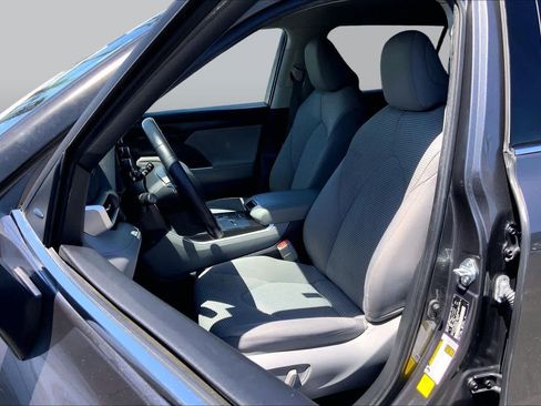 Used 2022 Toyota Highlander LE FWD image 7